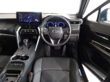 革巻きステアリングで快適な操作性の運転席です。