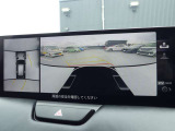 【360&deg;ビューモニター/シースルービュー】駐車が苦手な方も、これがあれば安心です!狭い駐車場や花壇などがあって心配な駐車シーンでも、死角がなく安全が確保できます♪