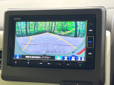 【バックカメラ】駐車時に後方がリアルタイム映像で確認できます。大型商業施設や立体駐車場での駐車時や、夜間のバック時に大活躍!運転スキルに関わらず、今や必須となった装備のひとつです!