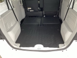 リアシートを倒すことで、より広くフラットな荷室が確保できます。荷物の積み降ろしがしやすく、さまざまな用途に対応できます。