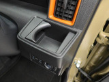 カップホルダーは運転席や助手席からちょうど手の届く位置です!!