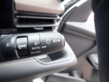 ハイビームアシスト機能が装備されており対向車が接近すると自動的にロービームに切り替えてくれる便利になっております!