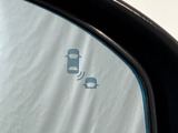 ★ブラインドスポットインフォメーション★走行中、斜め後ろに車両が存在すると、その方向のドアミラー上のマークが点灯。さらにその方向にウインカーを操作すると、マークの点滅と警報音で注意を促します