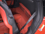 シート裏のベンチスペースも活用でき、手荷物や小物を置くなど、ミッドシップモデルながら優れた利便性を備えています。