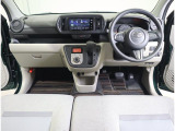 落ち着いたインテリアで運転席から手の届く範囲に収納スペースが多く、日常使いに便利です。