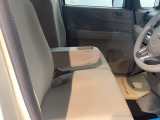 アームレストは、運転中の腕をしっかりと支えることで、疲労を大きく軽減してくれます。
