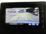 バックカメラの画像です。ガイドラインがスムースな車庫入れをサポートいたします。車庫入れの安心感がアップしますね。