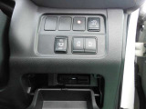 両側オートスライドドアで運転席で開閉の操作ができます。