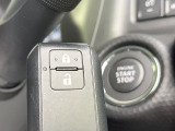 【キーレススタートシステム】カバンやポケットに入れたままでもドアの施錠・解錠が可能なスマートキーを装備。エンジンのオン・オフ時もカギを取り出す必要が無いからとっても便利です♪