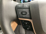 運転中、オーディオの操作をしてて、ハッとしたことはありませんか?ステアリングスイッチは、運転中でもハンドルでオーディオの操作が可能です。安全なドライブをサポートします。