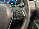 前方の車との車間を設定し、スピードを上げたり緩めたりを自動で行ってくれる追尾式の「レーダークルーズ」。上級装備の一つです!高級車にしかつかない嬉しい機能です。
