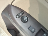 狭い駐車場で便利な電動格納ドアミラーが付いています。