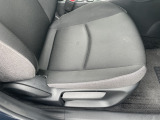 運転席にはドライバーの体型や好みに応じて前後方向だけでなく、高さの調整ができるシートリフターを装備!