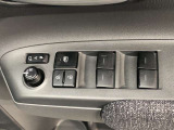 パワーウィンドのスイッチです。運転席に座りながら、助手席や後席の窓を開け閉めできるので大変便利ですよ。