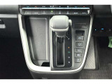 ハイブリッドカーですが運転操作は普通の車と変わりませんのでご安心ください。操作方法はスタッフが説明いたしますのでお気軽にご質問ください