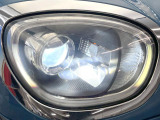 ●LEDヘッドライト:夜間走行時も良好な視界を確保し安心して運転できる高輝度LEDヘッドライトを装備!点灯速度が早く、消費電力も抑えられています。