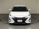 ヘッドランプにはLED4眼プロジェクターを採用し、極限まで薄く・小さく・低くデザインしています。縦に並ぶターンランプとアクセサリーランプは、バンパーサイドの造形を際立てつつ、ワイド&ローの構えを強調!