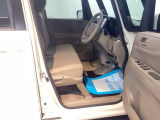 ベンチシートは、運転席と助手席の移動もスムーズ! 狭い駐車場での乗り降りや、お子様の乗り降りにも便利です。