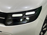 【LEDヘッドライト】悪天候や夜間走行時も良好な視界を確保し安心して運転できる高輝度LEDヘッドライトを装備!点灯速度が早く、消費電力も抑えられています。