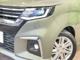 【LEDヘッドライト】悪天候や夜間走行時も良好な視界を確保し安心して運転できる高輝度LEDヘッドライトを装備!点灯速度が早く、消費電力も抑えられています。