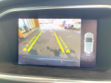 【パークアシスト・カメラ】駐車時に後方がリアルタイム映像で確認できます。大型商業施設や立体駐車場での駐車時や、夜間のバック時に大活躍!運転スキルに関わらず、今や必須となった装備のひとつです!