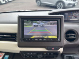 【バックカメラ】後退時に車両後方の映像をモニターに映す機能。目視できない死角を確認でき、衝突事故を防ぎます。駐車が苦手な方だけでなく全てのドライバーに必須の安全装備です。
