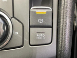 【電動パーキングブレーキ/オートブレーキホールド】パーキングブレーキをかけるときはレバーを引くだけ!ブレーキホールドは信号待ちなどの停止中にブレーキペダルから足を離してもブレーキがかかったまま!