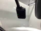 ドライブレコーダーを装備しており、走行中の映像をしっかり記録します。万が一の際の状況確認に役立つ安心装備です。