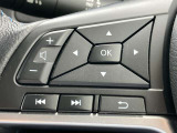 左側にオーデイオやナビのコントロールができるスイッチ、運転中は手を放さず手元で操作可能なんです!