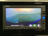 ギヤをR(バック)に入れるとナビの画面に後ろの映像が映るリアカメラ付です。後退時、コンディションが悪い視界でもカラーバックモニターがドライバーをサポートします。