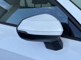 ●アウディサイドアシスト『後方の死角を並走する車両を検知しドアミラーの内側のLEDが点灯。ドライバーに注意を促し事故を未然に防ぐシステムです。』