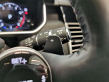 【パドルシフト】スポーツカーにある装備でステアリングから手を放すことなくシフトチェンジが可能な人気快適機能になります。