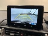 リバースギアに入れるだけで後方の表示へ切り替わります。夜間や雨の日の駐車も楽になりますよ。