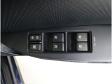 運転席ドアの操作しやすい位置にミラー操縦スイッチがついておりますので、ストレスなく自分のフィットする位置にセッティング頂けます。