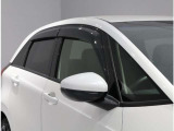 雨の日、窓を開けても雨が室内に入ることなく空気の入れ替えができるドアバイザー!どんな時でも換気をしたい方には特にオススメです!