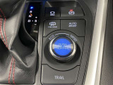 【電気式4WDシステム(E-Four)】E-Four搭載!雪道などの滑りやすい路面でも安心して走行できます。