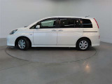 両側パワースライドドア付きだから、狭い駐車スペースなどでの 乗り降りラクラク!小さなお子さまのいるご家庭には嬉しい装備。