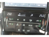 空調はオートエアコンで快適です♪ スイッチ下には電源ソケット装備です。
