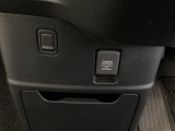アクセサリーソケットはUSBのアダプターなどをつければ、スマホの充電にも使えます。周辺には物が置けるボックスがついています。