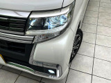 【LEDヘッドライト】悪天候や夜間走行時も良好な視界を確保し安心して運転できる高輝度LEDヘッドライトを装備!点灯速度が早く、消費電力も抑えられています。