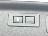 【パワーバックドア】スマートキーや運転席のボタンを押すだけでリアゲートが自動で開閉します!荷物を持っている時や、高い位置にあるバックドアを閉める際に便利な機能です♪