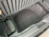トランクボードの下に小さな収納スペースがあります。