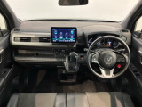 使いやすいレイアウトのダッシュボード周辺です。オートエアコンや小物入れなど嬉しい装備が満載です。