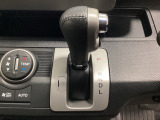 CVT車のセレクトレバーです。低速から高速まで、変速ショックのないスムーズな走りを実現するとともに、エンジン効率のよい領域を維持することで燃費にも貢献します。