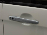 電子キーをカバンやポケットに持っていれば、ドアハンドルやバックドアに付いているボタンを押すだけでドアの開閉ができます。手が塞がっている時、カバンの中からカギを探す必要がありません。