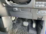 駐車ブレーキは足踏み式です