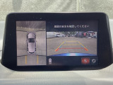 狭い場所での駐車やすれ違いなどでより的確な運転操作に役立つ360&deg;ビューモニターが装備されています。