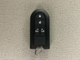 スマートキーを装備しています☆カギをカバンやポケットに入れて頂いた状態でドアロックの開閉やエンジンスタートをして頂けますよ!とても便利な装備です!