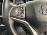 ステアリングにオーディオ操作スイッチが付いています。オーディオ画面に直接タッチしなくても操作が出来ますので、運転に集中できます。