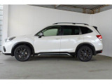 スバルの4WD(AWD)は直進安定性に優れ、日常走行から高速走行まで、さまざまなシーンで安心感に満ちた走りが愉しめます。それは悪路や泥道など左右のタイヤの路面状況が異なるシーンでも変わりません。